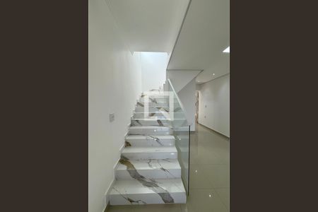 Escada de casa para alugar com 4 quartos, 250m² em Jardim Tupanci, Barueri