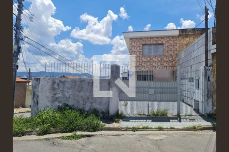 Casa à venda com 90m², 2 quartos e 3 vagas Casa à venda com 90m², 2 quartos e 3 vagasFachada