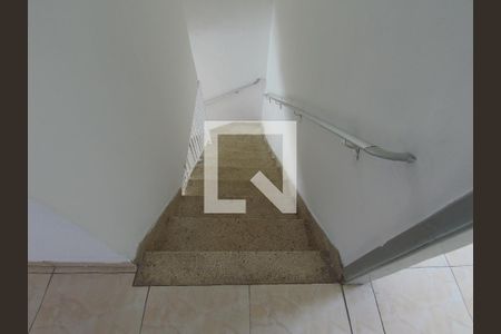 Casa à venda com 90m², 2 quartos e 3 vagasEscada de acesso aos quartos e banheiro