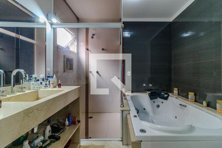 Casa à venda com 325m², 3 quartos e 4 vagas Casa à venda com 325m², 3 quartos e 4 vagasBanheiro da Suíte 2