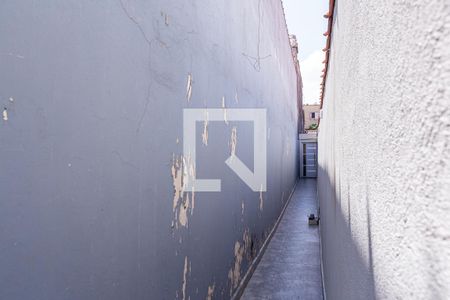 Casa à venda com 240m², 2 quartos e 2 vagas Casa à venda com 240m², 2 quartos e 2 vagasCorredor Lateral do Sobrado