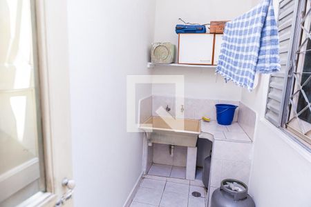 Casa à venda com 240m², 2 quartos e 2 vagas Casa à venda com 240m², 2 quartos e 2 vagasSobrado - Lavanderia