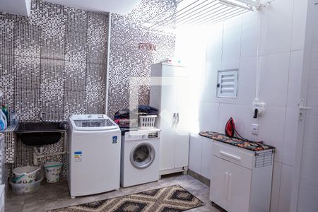 Casa à venda com 240m², 2 quartos e 2 vagas Casa à venda com 240m², 2 quartos e 2 vagasLavanderia