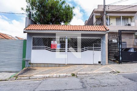Casa à venda com 240m², 2 quartos e 2 vagas Casa à venda com 240m², 2 quartos e 2 vagasFachada