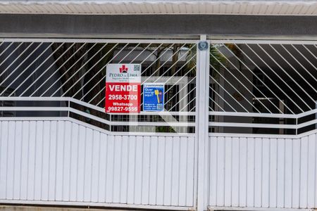 Casa à venda com 240m², 2 quartos e 2 vagas Casa à venda com 240m², 2 quartos e 2 vagasFachada