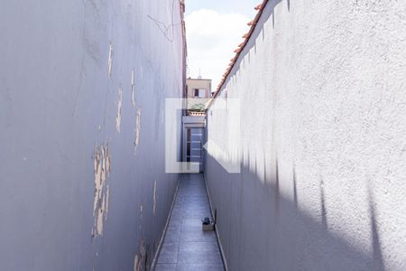 Casa à venda com 240m², 2 quartos e 2 vagas Casa à venda com 240m², 2 quartos e 2 vagasCorredor Lateral do Sobrado