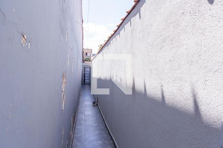 Casa à venda com 240m², 2 quartos e 2 vagas Casa à venda com 240m², 2 quartos e 2 vagasCorredor Lateral do Sobrado