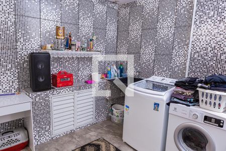 Casa à venda com 240m², 2 quartos e 2 vagas Casa à venda com 240m², 2 quartos e 2 vagasLavanderia