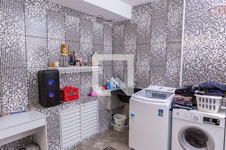 Casa à venda com 240m², 2 quartos e 2 vagas Casa à venda com 240m², 2 quartos e 2 vagasLavanderia