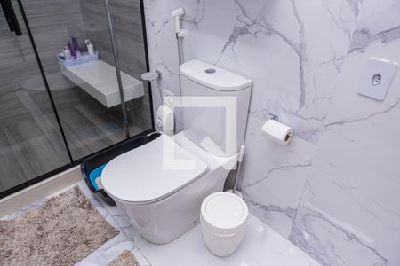 Casa à venda com 240m², 2 quartos e 2 vagas Casa à venda com 240m², 2 quartos e 2 vagasBanheiro