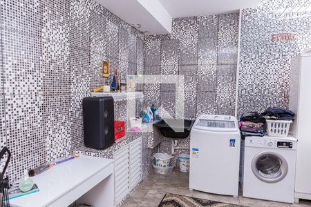 Casa à venda com 240m², 2 quartos e 2 vagas Casa à venda com 240m², 2 quartos e 2 vagasLavanderia