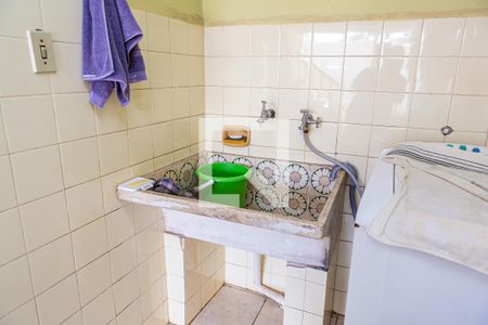 Casa à venda com 240m², 2 quartos e 2 vagas Casa à venda com 240m², 2 quartos e 2 vagasSobrado - Lavanderia