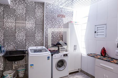 Casa à venda com 240m², 2 quartos e 2 vagas Casa à venda com 240m², 2 quartos e 2 vagasLavanderia