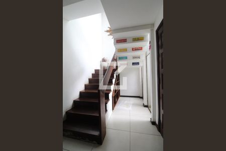 Casa de condomínio à venda com 299m², 3 quartos e 2 vagas Casa de condomínio à venda com 299m², 3 quartos e 2 vagasEscada