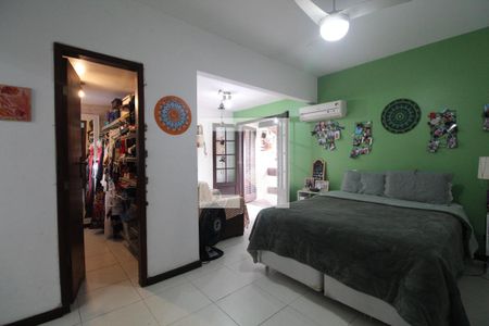 Casa de condomínio à venda com 299m², 3 quartos e 2 vagas Casa de condomínio à venda com 299m², 3 quartos e 2 vagasSuíte