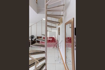 Apartamento à venda com 133m², 2 quartos e 2 vagas Apartamento à venda com 133m², 2 quartos e 2 vagasEscada