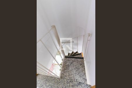 Apartamento à venda com 133m², 2 quartos e 2 vagas Apartamento à venda com 133m², 2 quartos e 2 vagasEscada