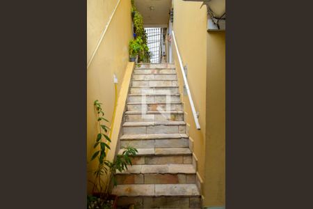 Casa à venda com 190m², 2 quartos e 3 vagas Casa à venda com 190m², 2 quartos e 3 vagasEscada