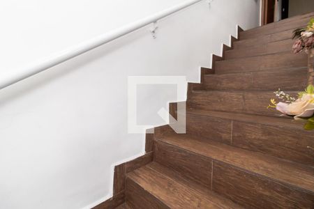 Casa à venda com 160m², 2 quartos e 2 vagasEscada