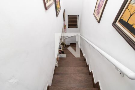 Casa à venda com 160m², 2 quartos e 2 vagasEscada