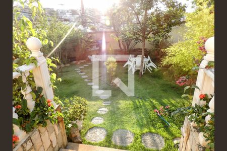 Casa à venda com 274m², 5 quartos e 4 vagas Casa à venda com 274m², 5 quartos e 4 vagasJardim