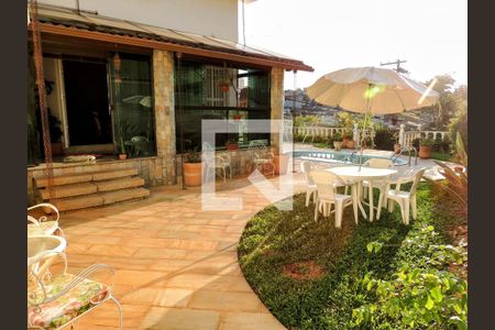 Casa à venda com 274m², 5 quartos e 4 vagas Casa à venda com 274m², 5 quartos e 4 vagasJardim