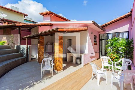 Casa à venda com 360m², 5 quartos e 3 vagas Casa à venda com 360m², 5 quartos e 3 vagasQuintal