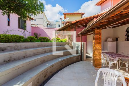 Casa à venda com 360m², 5 quartos e 3 vagas Casa à venda com 360m², 5 quartos e 3 vagasQuintal