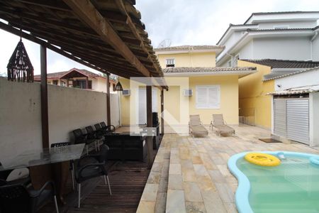 Casa de condomínio à venda com 250m², 3 quartos e 3 vagas Casa de condomínio à venda com 250m², 3 quartos e 3 vagasÁrea externa