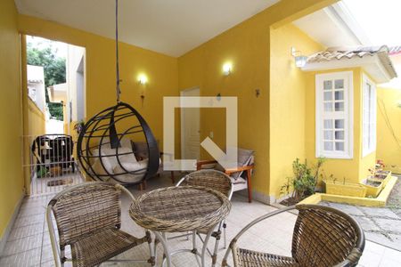 Casa de condomínio à venda com 250m², 3 quartos e 3 vagas Casa de condomínio à venda com 250m², 3 quartos e 3 vagasEntrada