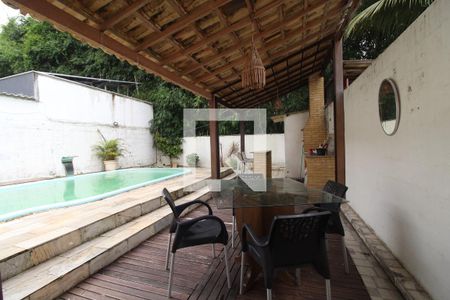 Casa de condomínio à venda com 250m², 3 quartos e 3 vagas Casa de condomínio à venda com 250m², 3 quartos e 3 vagasÁrea externa