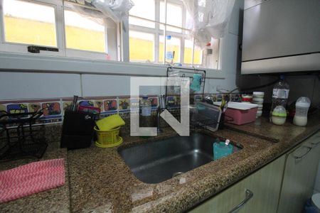 Casa de condomínio à venda com 250m², 3 quartos e 3 vagas Casa de condomínio à venda com 250m², 3 quartos e 3 vagasCozinha e Área de Serviço