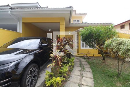 Casa de condomínio à venda com 250m², 3 quartos e 3 vagas Casa de condomínio à venda com 250m², 3 quartos e 3 vagasFachada