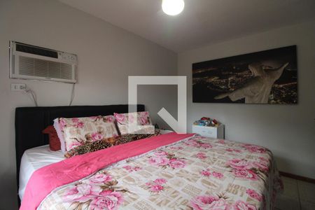Casa de condomínio à venda com 250m², 3 quartos e 3 vagas Casa de condomínio à venda com 250m², 3 quartos e 3 vagasSuíte