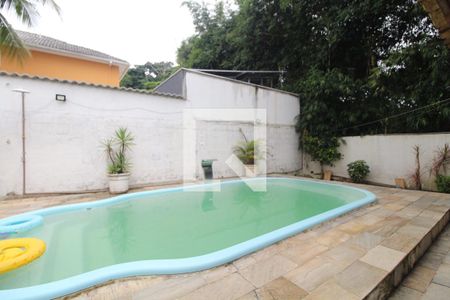 Casa de condomínio à venda com 250m², 3 quartos e 3 vagas Casa de condomínio à venda com 250m², 3 quartos e 3 vagasÁrea externa - piscina