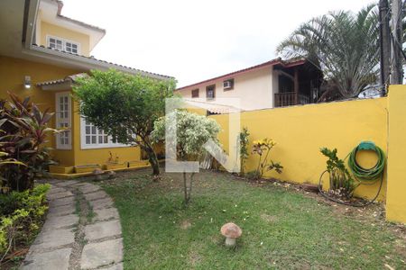 Casa de condomínio à venda com 250m², 3 quartos e 3 vagas Casa de condomínio à venda com 250m², 3 quartos e 3 vagasQuintal