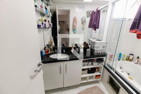 Apartamento à venda com 76m², 2 quartos e 2 vagas Apartamento à venda com 76m², 2 quartos e 2 vagasBanheiro da Suíte