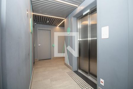 Apartamento para alugar com 38m², 1 quarto e sem vaga Apartamento para alugar com 38m², 1 quarto e sem vagaÁrea comum - Hall do elevador com piso tátil, no andar