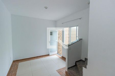 Sala de casa para alugar com 2 quartos, 100m² em Vila Kosmos, Rio de Janeiro