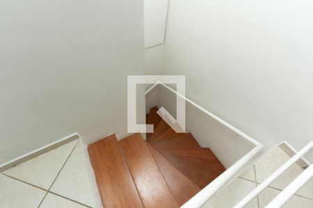 Apartamento à venda com 44m², 1 quarto e sem vaga Apartamento à venda com 44m², 1 quarto e sem vagaEscada