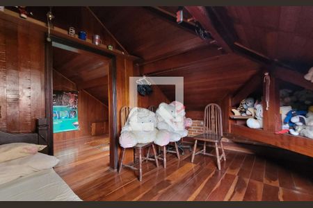 Casa à venda com 249m², 3 quartos e 4 vagas Casa à venda com 249m², 3 quartos e 4 vagasSotão