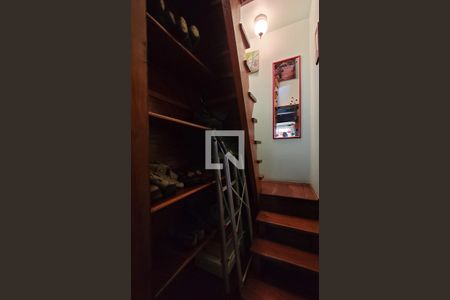 Casa à venda com 249m², 3 quartos e 4 vagas Casa à venda com 249m², 3 quartos e 4 vagasEscada