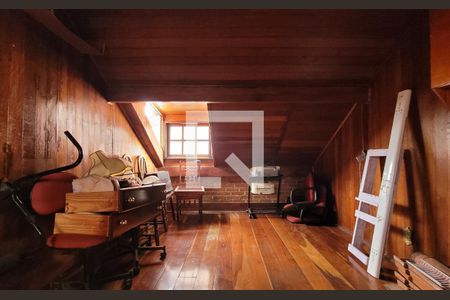 Casa à venda com 249m², 3 quartos e 4 vagas Casa à venda com 249m², 3 quartos e 4 vagasSotão