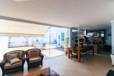 Casa de condomínio para alugar com 430m², 7 quartos e 2 vagasÁrea externa