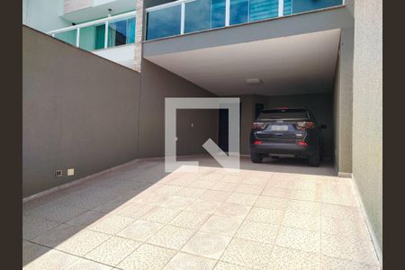 Casa à venda com 360m², 4 quartos e 4 vagas Casa à venda com 360m², 4 quartos e 4 vagasGaragem