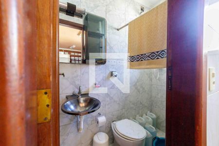 Casa de condomínio à venda com 493m², 4 quartos e 2 vagas Casa de condomínio à venda com 493m², 4 quartos e 2 vagasBanheiro de Serviço