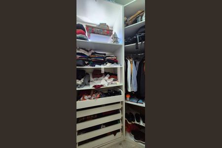 Casa de condomínio à venda com 550m², 4 quartos e 3 vagas Casa de condomínio à venda com 550m², 4 quartos e 3 vagasCloset