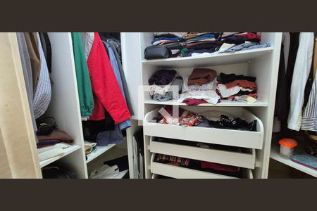 Casa de condomínio à venda com 550m², 4 quartos e 3 vagas Casa de condomínio à venda com 550m², 4 quartos e 3 vagasCloset