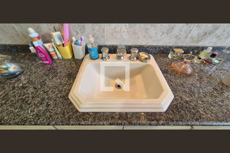 Casa de condomínio à venda com 550m², 4 quartos e 3 vagas Casa de condomínio à venda com 550m², 4 quartos e 3 vagasBanheiro 2