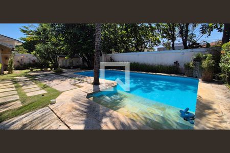 Casa de condomínio à venda com 550m², 4 quartos e 3 vagas Casa de condomínio à venda com 550m², 4 quartos e 3 vagasÁrea externa